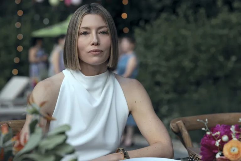 “3,3 εκατ. views για το κορμί της Τζέσικα Μπίελ: Το λευκό φόρεμα που έγινε θρύλος”