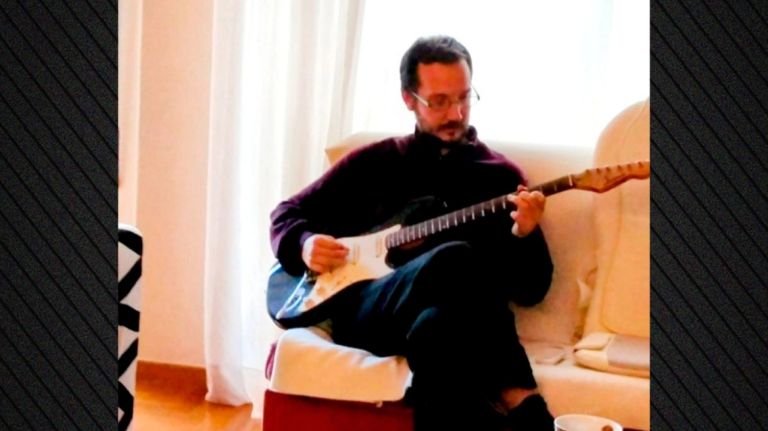 Νέα ανάρτηση από τη μητέρα του Βασίλη Καλογήρου: Παίξε παιδί μου, όπως πριν σου κόψουν τα «ζώα» τα δάχτυλα