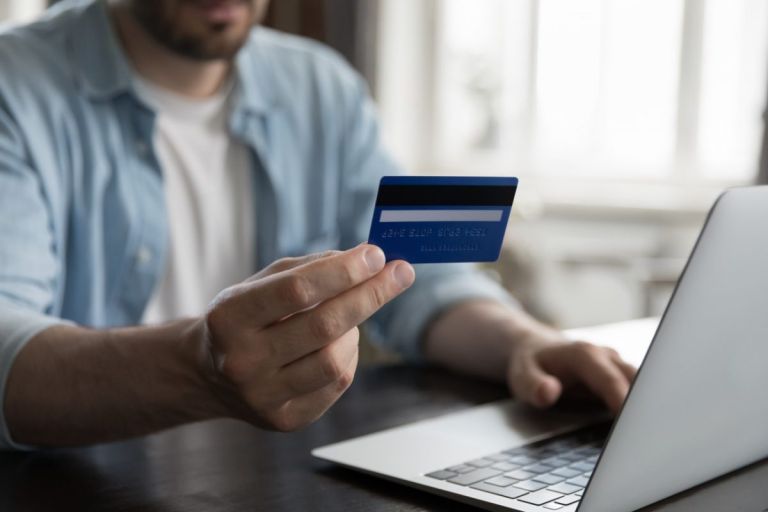 ΔΥΠΑ: Διευκρινήσεις για την προπληρωμένη κάρτα