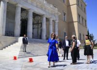 Στη Βουλή η Καρυστιανού – Κατέθεσε 1,3 εκατομμύρια υπογραφές για την κατάργηση του άρθρου 86 του Συντάγματος Στη Βουλή η Καρυστιανού – Κατέθεσε 1,3 εκατομμύρια υπογραφές για την κατάργηση του άρθρου 86 του Συντάγματος