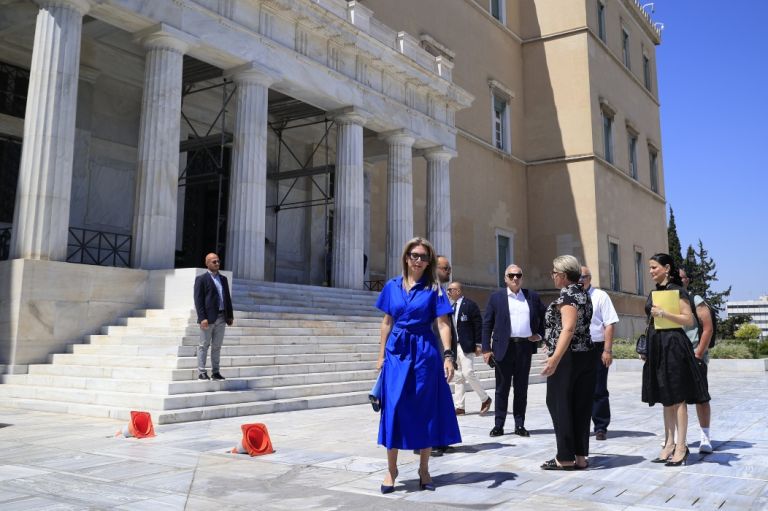 Στη Βουλή η Καρυστιανού – Κατέθεσε 1,3 εκατομμύρια υπογραφές για την κατάργηση του άρθρου 86 του Συντάγματος