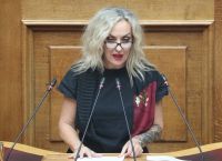Άφωνοι οι βουλευτές – Η Κεφαλά άρχισε να τραγουδάει από το βήμα της Βουλής! Άφωνοι οι βουλευτές – Η Κεφαλά άρχισε να τραγουδάει από το βήμα της Βουλής!