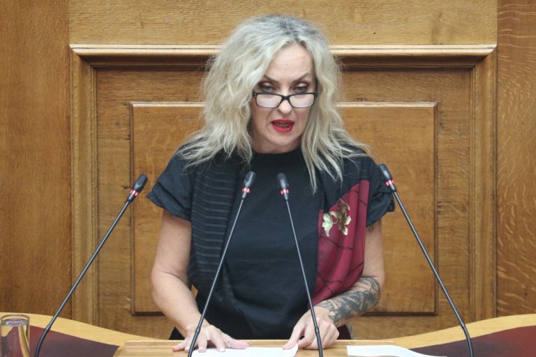 Άφωνοι οι βουλευτές – Η Κεφαλά άρχισε να τραγουδάει από το βήμα της Βουλής!