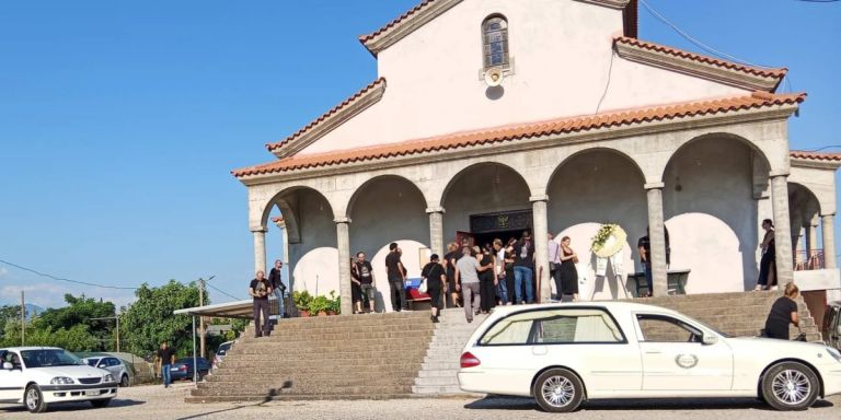 Αγρίνιο: Θρήνος και σπαραγμός στην κηδεία της δίχρονης Αλεξάνδρας- Tραγικές φιγούρες οι γονείς