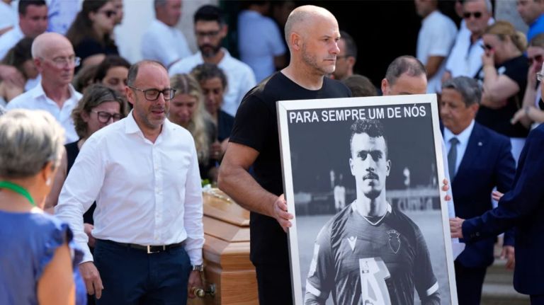 Ράγισαν καρδιές στην κηδεία του Ντιόγκο Ζότα και του Αντρέ Σίλβα