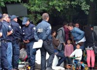 Γαλλία: Η αστυνομία θα συλλαμβάνει μετανάστες που εισέρχονται παράνομα στη χώρα Γαλλία: Η αστυνομία θα συλλαμβάνει μετανάστες που εισέρχονται παράνομα στη χώρα