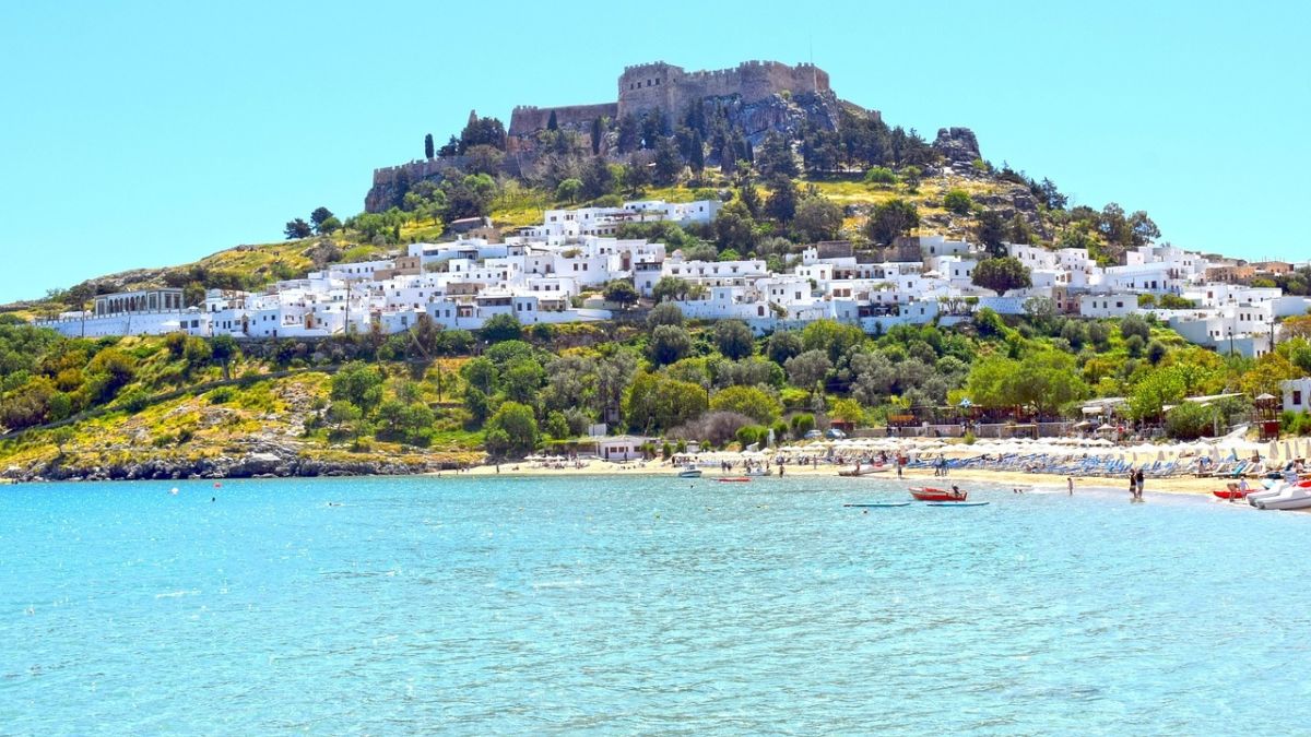 Προσφορές και συγκράτηση δαπανών «ζυγίζουν» τη φετινή τουριστική σεζόν–Το στοίχημα των last minute κρατήσεων