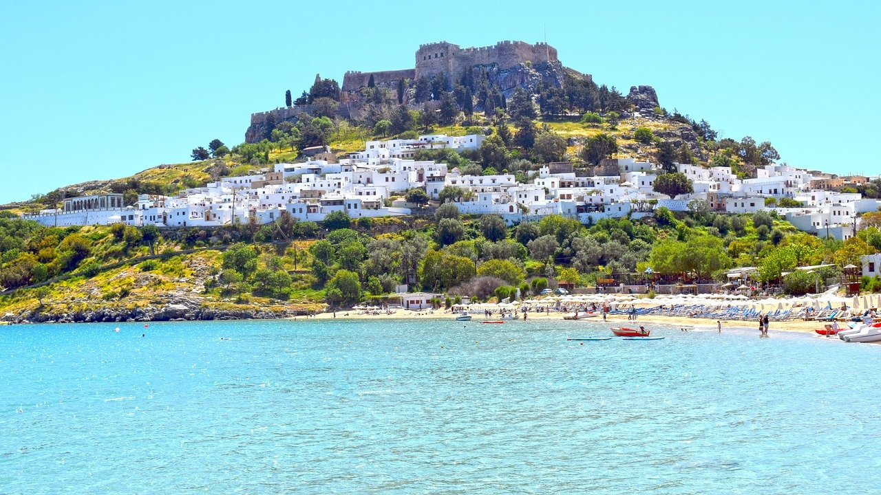 Προσφορές και συγκράτηση δαπανών «ζυγίζουν» τη φετινή τουριστική σεζόν–Το στοίχημα των last minute κρατήσεων
