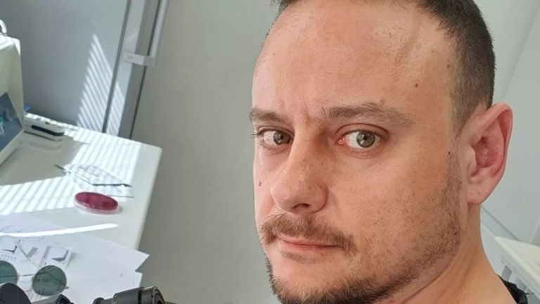 Γκ. Μαγιορκίνης: Ο κορονοϊός επέστρεψε με τη νέα παραλλαγή “Nimbus” – Το σύμπτωμα όσων νοσούν