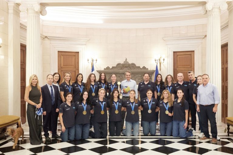 Κυριάκος & Μαρέβα Μητσοτάκη υποδέχθηκαν την Εθνική πόλο γυναικών-Μου έμεινε πώς τραγουδούσατε τον εθνικό ύμνο