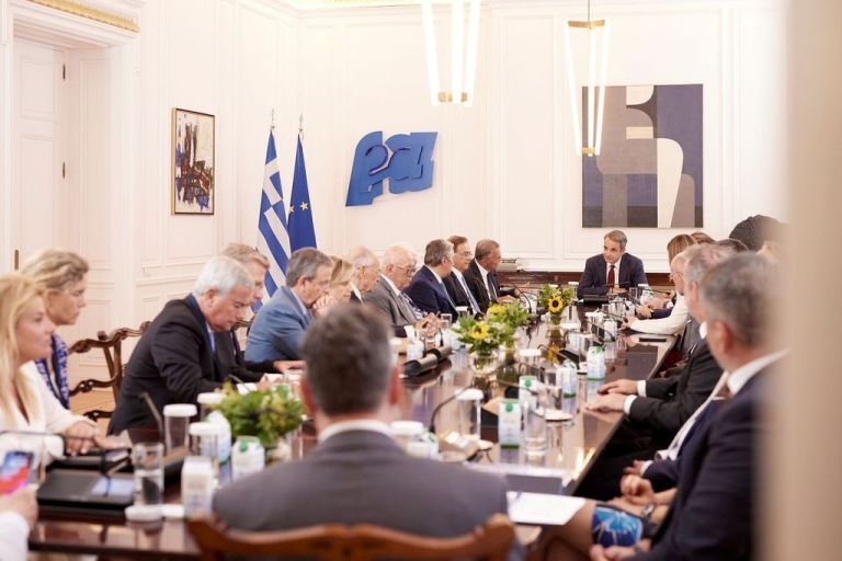 Συνάντηση του πρωθυπουργού με τους επικεφαλής των ιδρυμάτων της «Πρωτοβουλίας ’21»