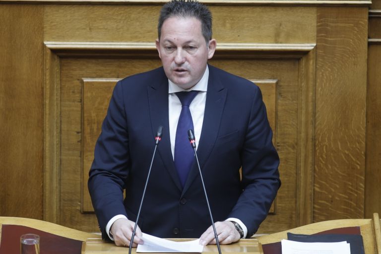 Πέτσας «τελειώνει» την αντιπολίτευση: «Νονός ο Μητσοτάκης; Ντροπή σας!» [pics,vid]
