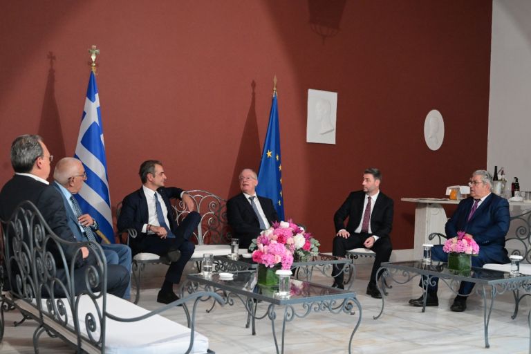 Δεξίωση για τη Δημοκρατία: Παρουσίες υψηλού συμβολισμού και ηχηρές απουσίες στο Προεδρικό Μέγαρο