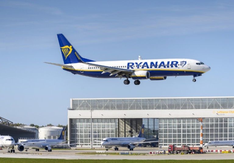Η Ryanair θα μεγαλώσει τις διαστάσεις της χειραποσκευής για την καμπίνα
