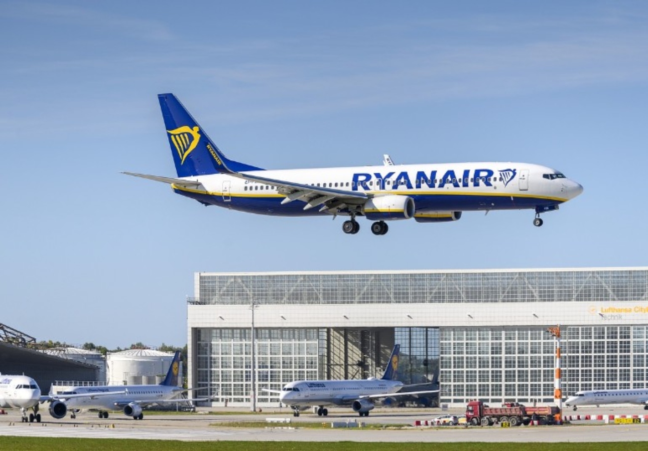 Η Ryanair θα μεγαλώσει τις διαστάσεις της χειραποσκευής για την καμπίνα