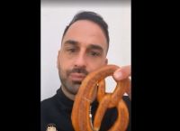 Ο Άρης Σοϊλέδης ξεσπά για τις τιμές στη Μύκονο: «Πήρα ένα κουλούρι 5,60 ευρώ, είστε τραγικοί» Ο Άρης Σοϊλέδης ξεσπά για τις τιμές στη Μύκονο: «Πήρα ένα κουλούρι 5,60 ευρώ, είστε τραγικοί»