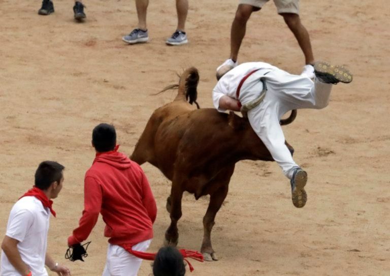 Πέντε τραυματίες από ταύρους στο φεστιβάλ της Παμπλόνα στην Ισπανία