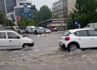 Κακοκαιρία στη Θεσσαλονίκη: Πλημμύρισαν δρόμοι – Καπάκι φρεατίου πετάχτηκε από την πίεση του νερού Κακοκαιρία στη Θεσσαλονίκη: Πλημμύρισαν δρόμοι – Καπάκι φρεατίου πετάχτηκε από την πίεση του νερού