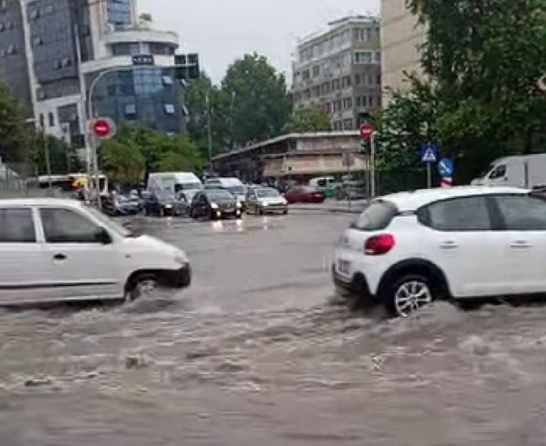 Κακοκαιρία στη Θεσσαλονίκη: Πλημμύρισαν δρόμοι – Καπάκι φρεατίου πετάχτηκε από την πίεση του νερού