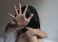Δύο ανήλικοι και ένας ενήλικας Ρομά κατηγορούνται ότι βίασαν ομαδικά τη 14χρονη στον Πειραιά Δύο ανήλικοι και ένας ενήλικας Ρομά κατηγορούνται ότι βίασαν ομαδικά τη 14χρονη στον Πειραιά
