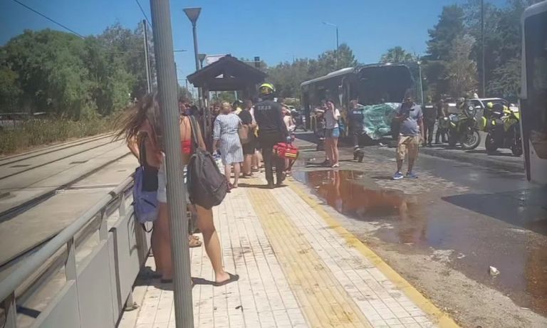 Βούλα: Τροχαίο με δύο λεωφορεία στη Λεωφόρο Καραμανλή – Πάνω από 32 τραυματίες, ανάμεσά τους παιδιά