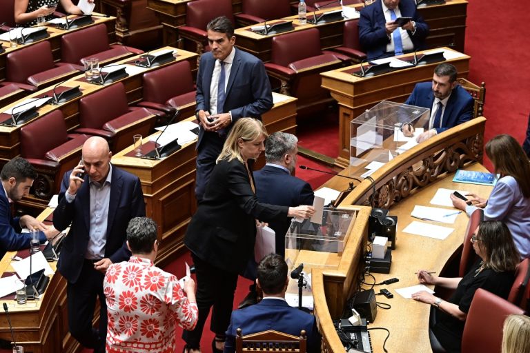 Πολιτική ένταση στη Βουλή: Απορρίφθηκαν οι προτάσεις για Προανακριτική, αποχώρησε η αντιπολίτευση