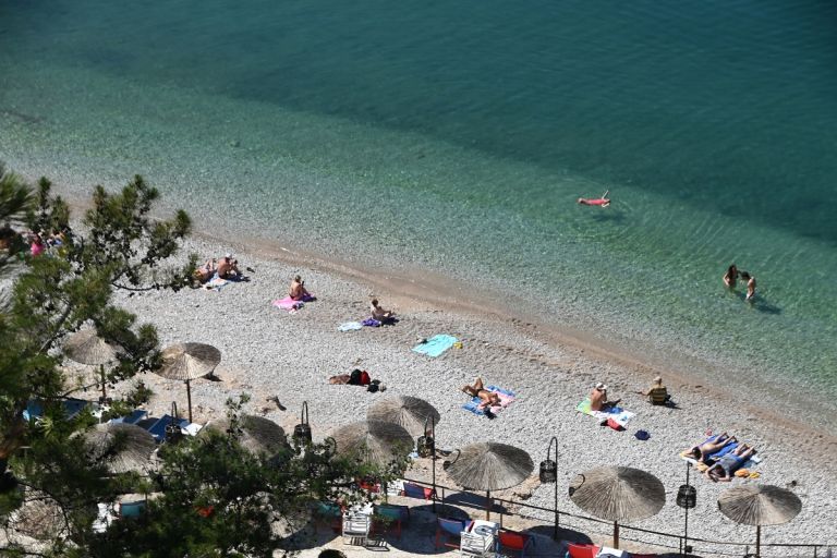 Ξεσηκώθηκαν οι πολίτες για τις ξαπλώστρες: Πάνω από 3.000 καταγγελίες μέσω της πλατφόρμας MyCoast