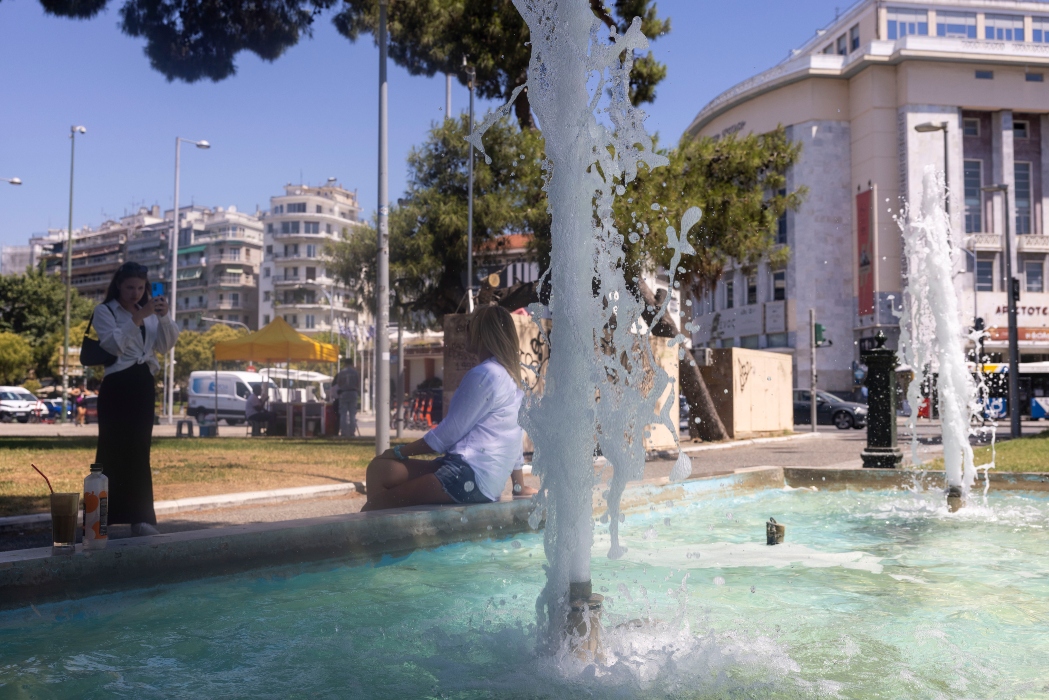 Την Τρίτη κορυφώνεται ο καύσωνας – Επικαιροποιήθηκε το έκτακτο δελτίο επιδείνωσης καιρού