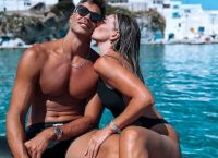Η Αθηνά Οικονομάκου αποχαιρετά τον Αύγουστο με καυτά φιλιά στον Τσερέλα Η Αθηνά Οικονομάκου αποχαιρετά τον Αύγουστο με καυτά φιλιά στον Τσερέλα