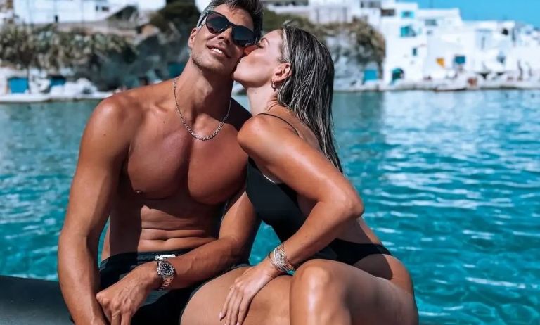 Η Αθηνά Οικονομάκου αποχαιρετά τον Αύγουστο με καυτά φιλιά στον Τσερέλα