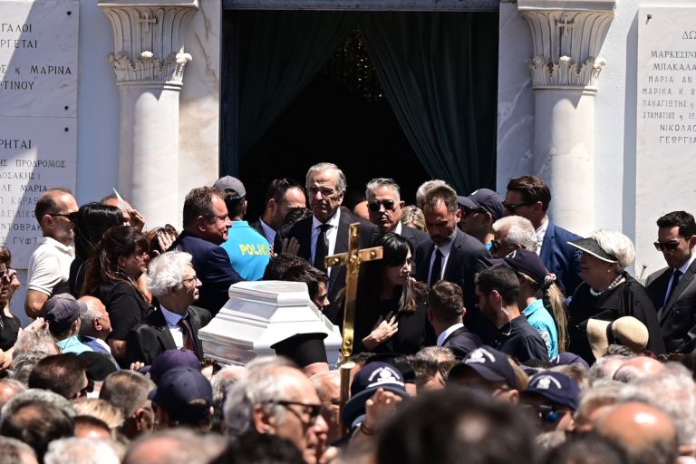 Κηδεία Λένας Σαμαρά: Ο τελευταίος αποχαιρετισμός στην κόρη του Αντώνη Σαμαρά-Βαθιά οδύνη