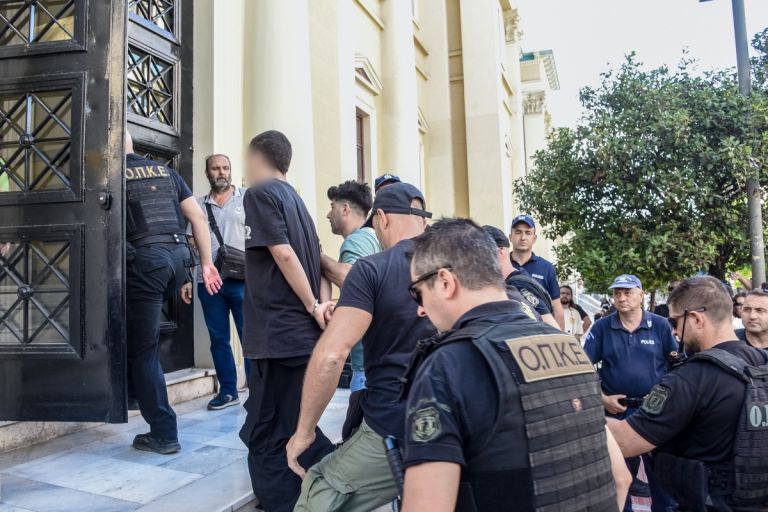 Οργή στην Πάτρα: Προπηλακισμοί κατά των συλληφθέντων για εμπρησμό – Προθεσμία για απολογία την Κυριακή