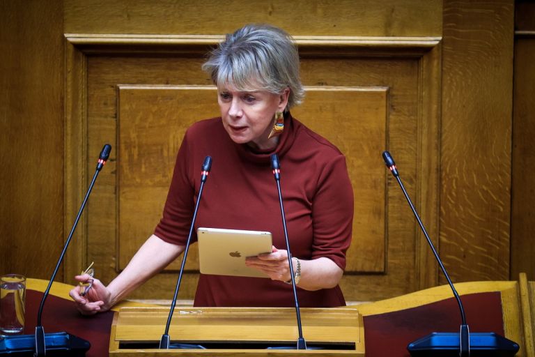 Έλενα Ακρίτα: Αναπληρωτές σε εργασιακή γαλέρα – Σε σκηνές και αυτοκίνητα οι εκπαιδευτικοί