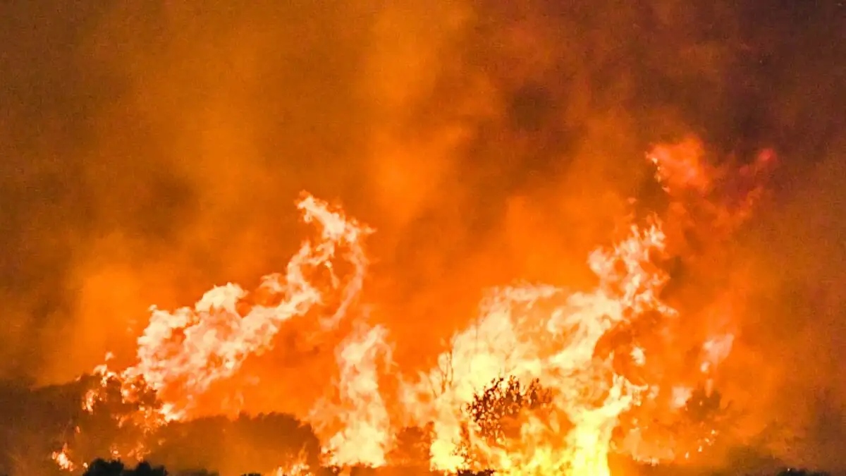 Σε πύρινη κόλαση η Χώρα – Σε εξέλιξη οι πυρκαγιές