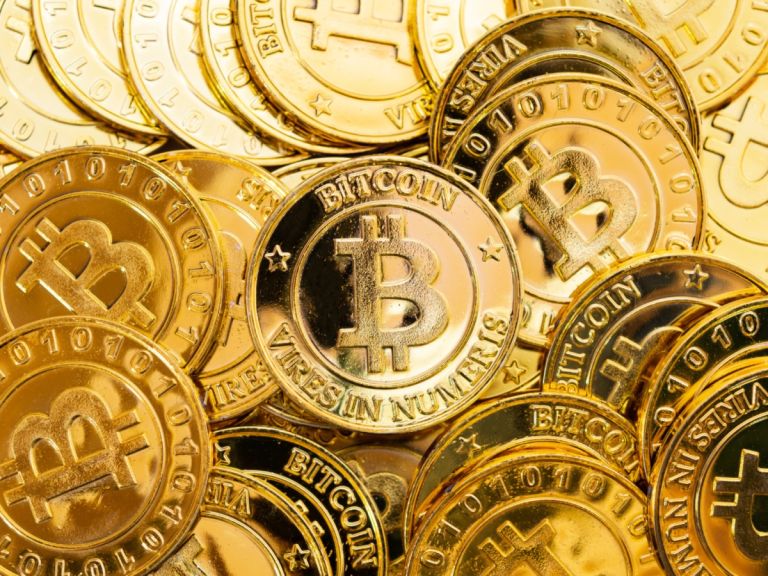 Σε χαμηλό τριών εβδομάδων το bitcoin μετά το ρεκόρ του Ιουλίου
