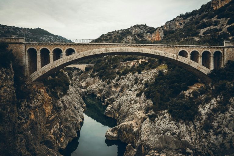 Ιταλία: Γέφυρα στη Σικελία καταρρέει την ώρα που περνάνε αυτοκίνητα