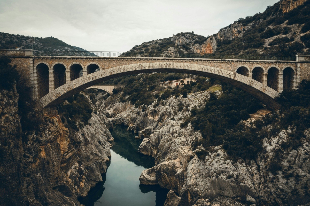 Ιταλία: Γέφυρα στη Σικελία καταρρέει την ώρα που περνάνε αυτοκίνητα