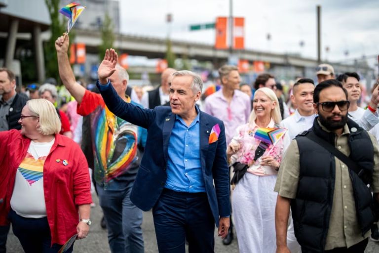 Καναδάς: Σφοδρές αντιδράσεις για τον εναγκαλισμό του πρωθυπουργού Κάρνεϊ με ημίγυμνο gay στο Pride