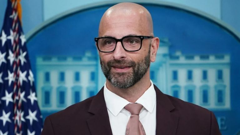 Δημήτρης Δασκαλάκης: Παραιτήθηκε ο επικεφαλής εμβολιασμών στις ΗΠΑ και επιτέθηκε στον Ρ. Κένεντι Τζούνιορ