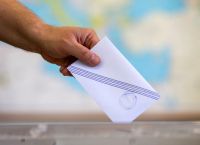 Προς αλλαγή του εκλογικού νόμου με “χώρα – σκιάχτρο” τη Γαλλία Προς αλλαγή του εκλογικού νόμου με “χώρα – σκιάχτρο” τη Γαλλία