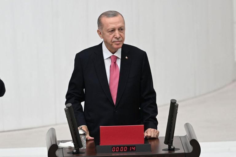 Σκάνδαλο με πλαστά έγγραφα στην Τουρκία: Διπλώματα, επίθεση στην αντιπολίτευση και κοινωνική αναταραχή