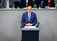 Με την πλάτη στον τοίχο ο Μερτς και στο βάθος AfD Με την πλάτη στον τοίχο ο Μερτς και στο βάθος AfD