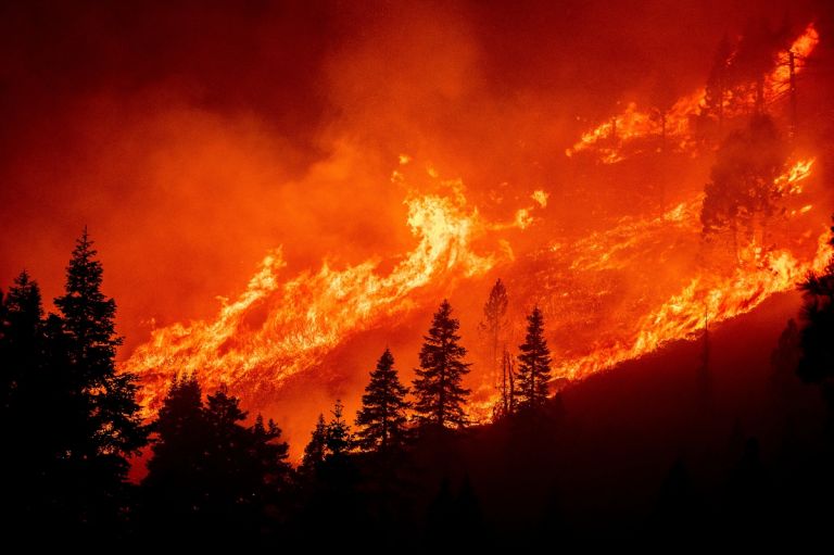 Κόλαση φωτιάς – Πολλαπλά μέτωπα σε Κερατέα, Αρχαία Ολυμπία, Αγρίνιο, Κεφαλονιά