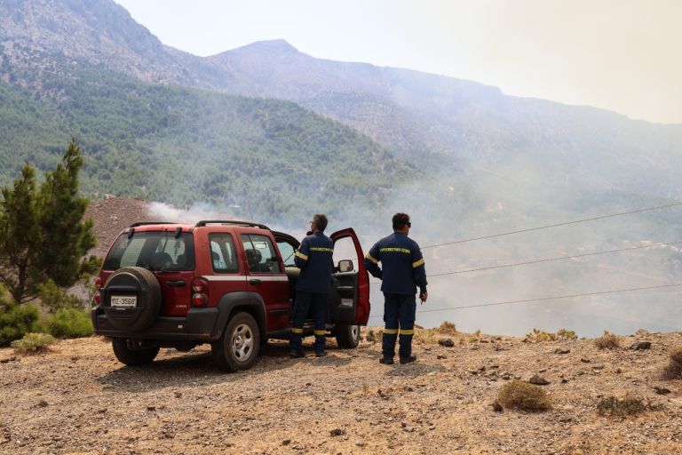 Φουντώνει η πολιτική κόντρα πάνω στα αποκαΐδια