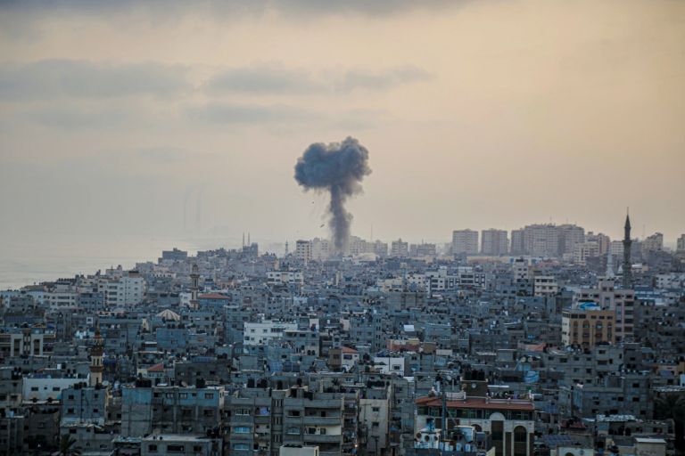 Στη Βρετανία για ιατρική φροντίδα εκατοντάδες παιδιά από τη Γάζα