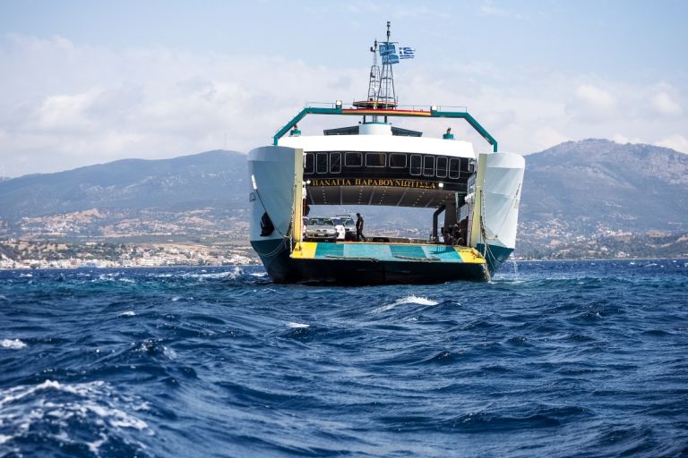 Μεγάλο ρήγμα στο πλοίο που προσάραξε σε ξέρα στα Νέα Στύρα