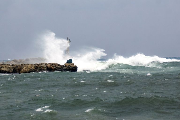Καιρός: Θυελλώδεις άνεμοι και 41άρια σε τμήματα της χώρας