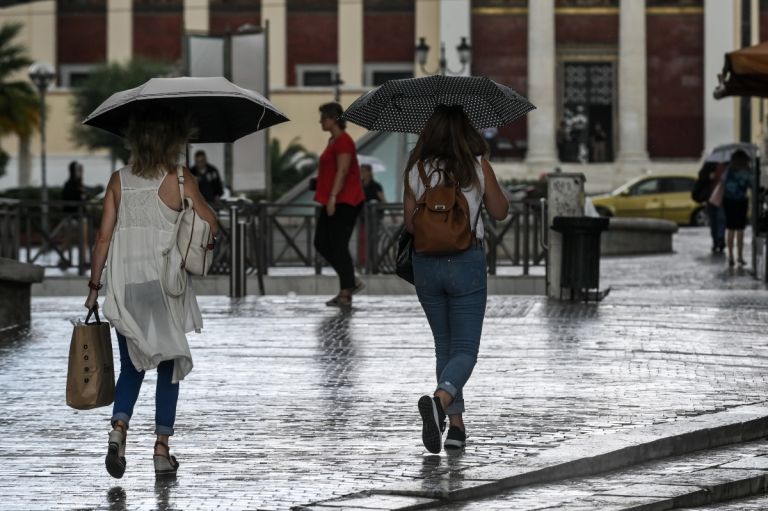 Καιρός: Φθινοπωρινό Σαββατοκύριακο με καταιγίδες, χαλάζι και κεραυνούς