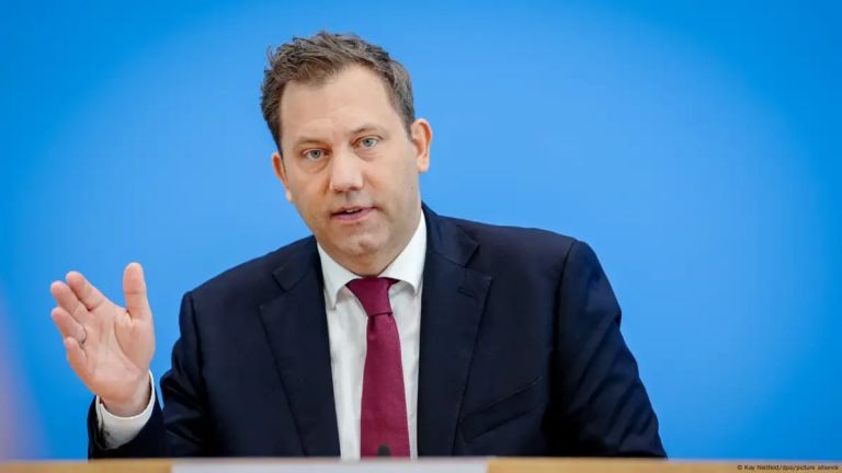 Η Κομισιόν απαντά στο Βερολίνο: Η ενότητα ΕΕ–ΗΠΑ είναι φραγμός στη ρωσική αποσταθεροποίηση