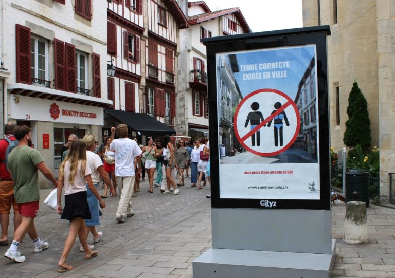 Ευρωπαϊκά θέρετρα: Τσουχτερά πρόστιμα σε όσους κυκλοφορούν με μαγιό εκτός παραλίας